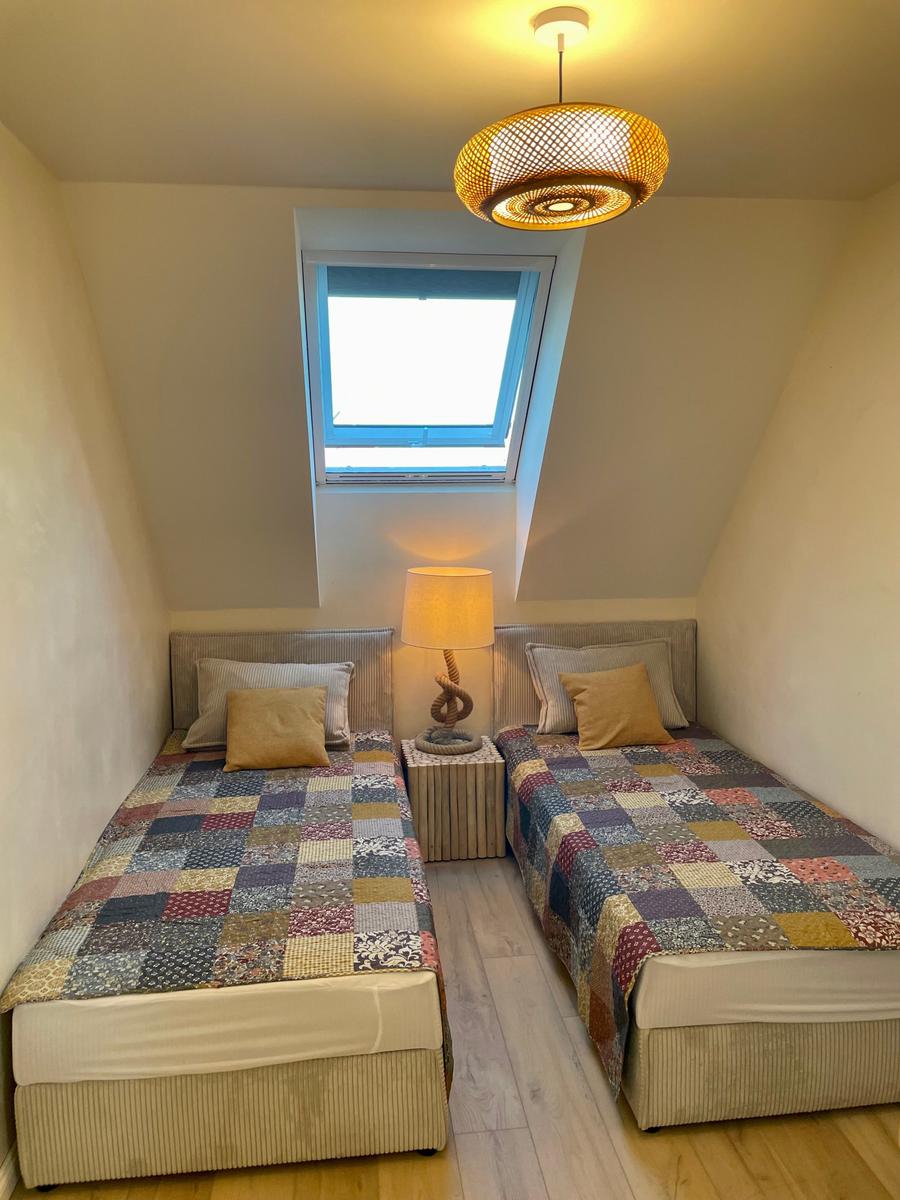 Schlafzimmer 2 mit zwei 90 x 200 Einzel-Boxspringbetten
