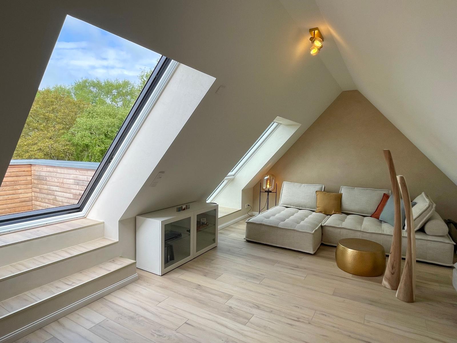Chill Out Bereich in der zweiten Ebene mit Zugang zum Balkon