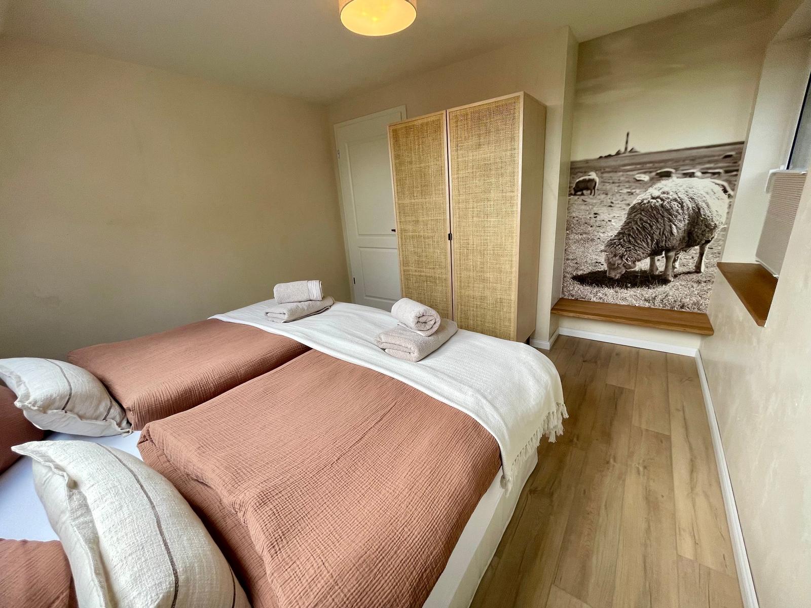 Schlafzimmer 1 mit 180 x 200 Boxspringbett
