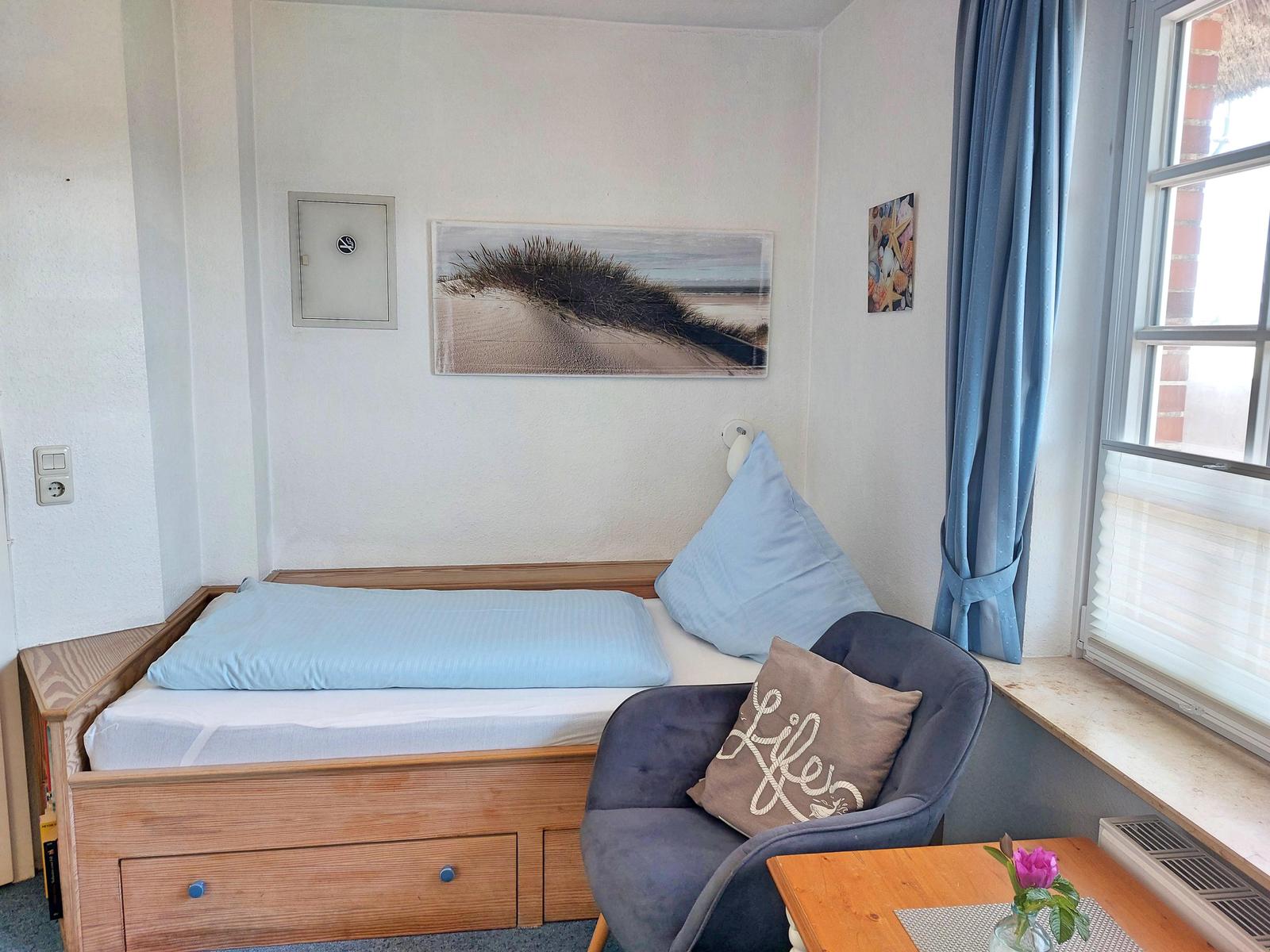 Einbaubett (90x200) im Wohnraum