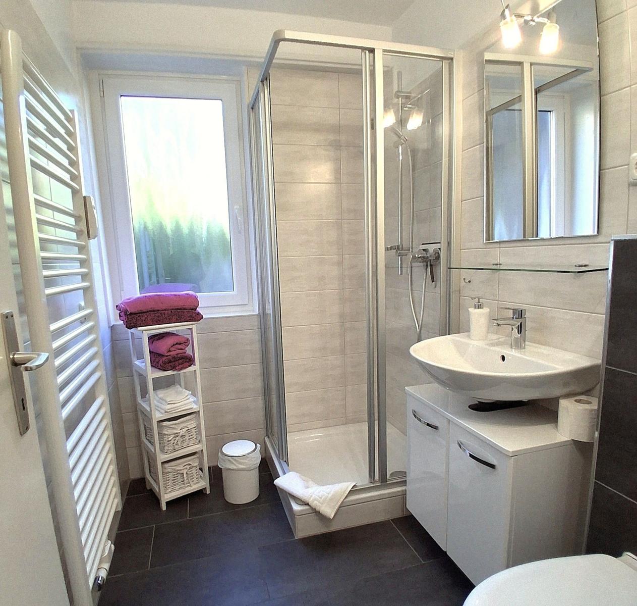 Dusche mit minimaler Einstiegshöhe (damit kein Wasser durch den Raum fließen kann)