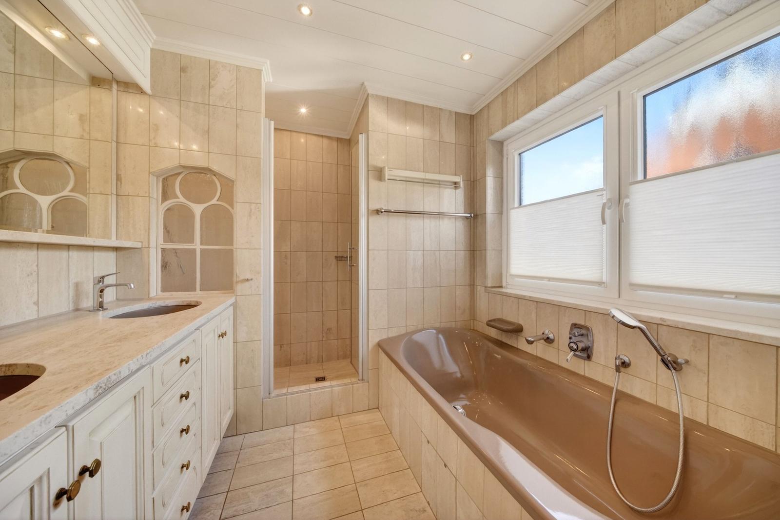 Bad mit Badewanne, Dusche und Waschtisch mit Spiegel