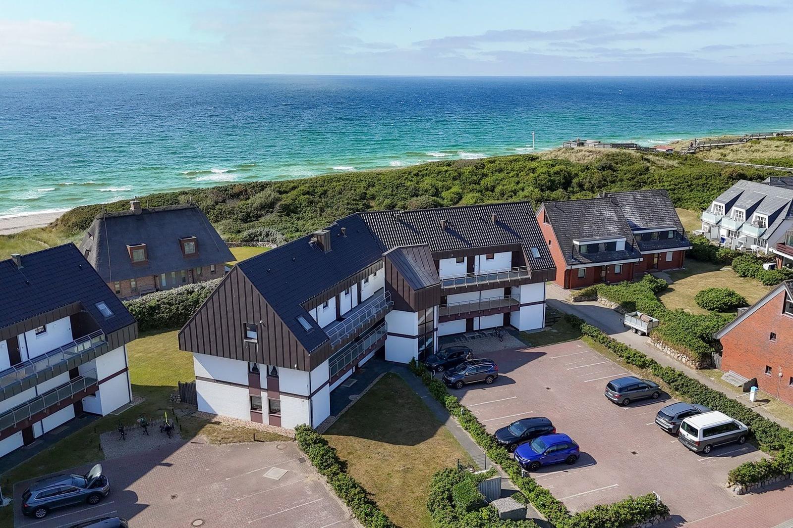 Strandnahe Ferienwohnungen mit Parkplatz und Meerblick.