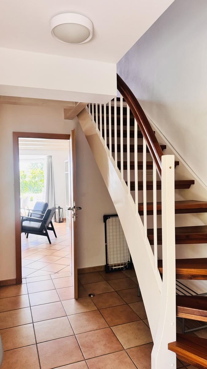 Haus mit Treppe und offener Tür zum Wohnbereich