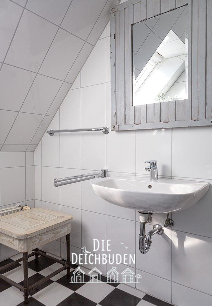 Dusche mit Waschbecken, Spiegel und schwarz-weißem Boden