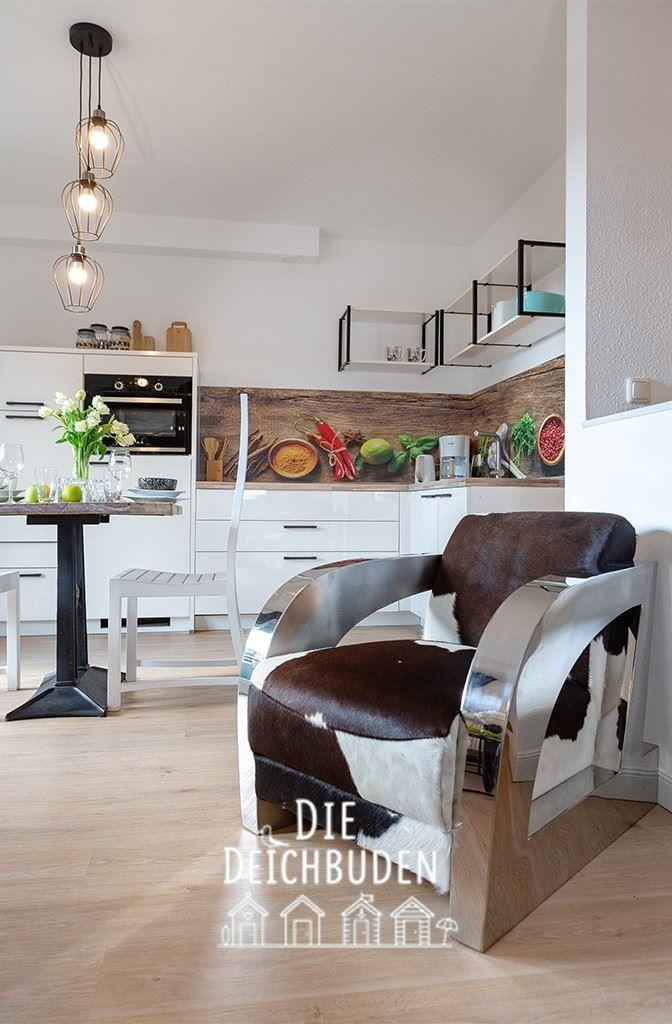 Küche mit Essbereich und modernem Sessel mit Rindfleischhaut.