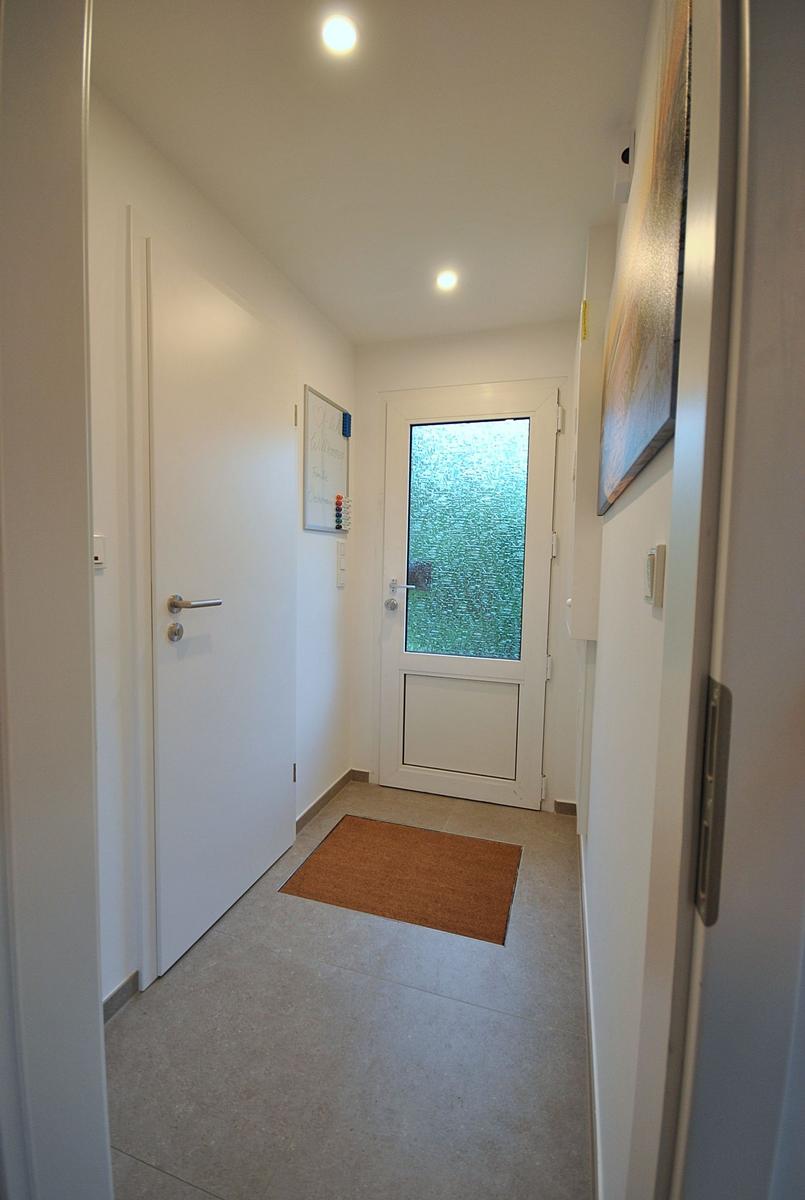 Hausgang mit Tür, Teppich und Wandbild