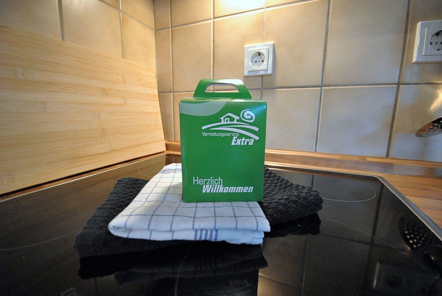 Willkommensbox auf Kochfeld mit Handtüchern