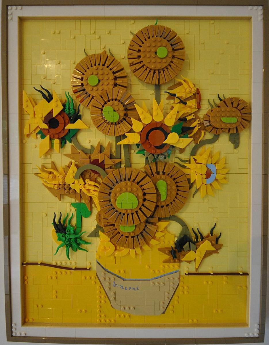 Lego-Kunstwerk: Sonnenblumen in Vase auf gelbem Hintergrund