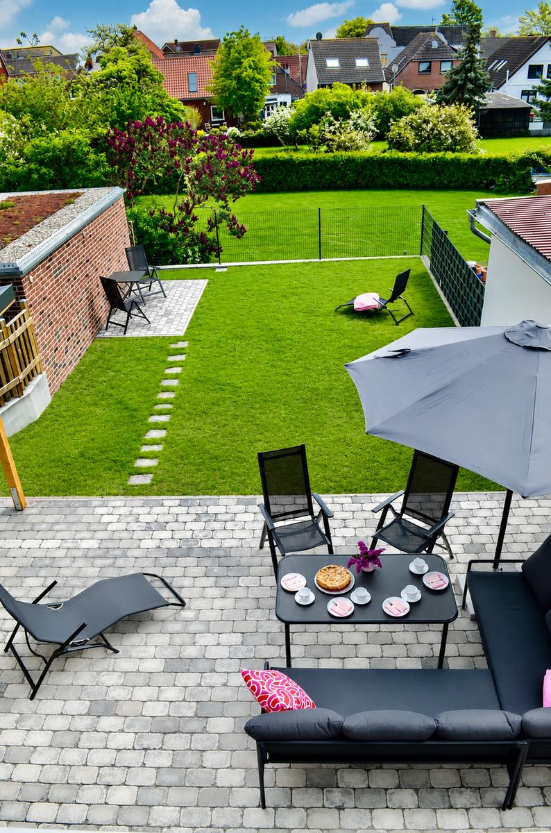 Terrasse und Garten zu Süden