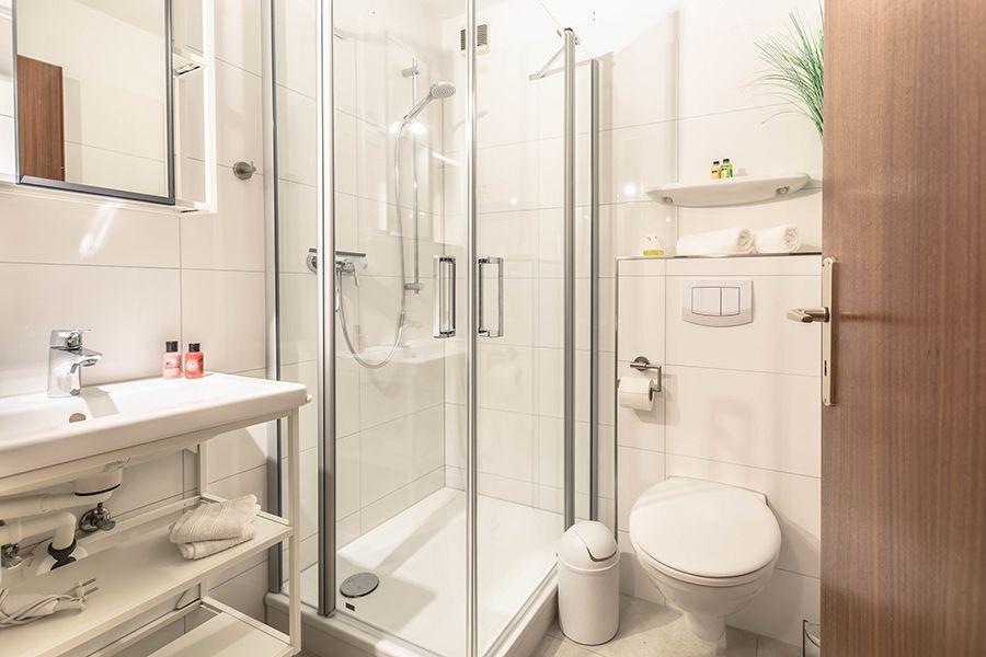 Badezimmer mit Dusche, WC und Waschbecken
