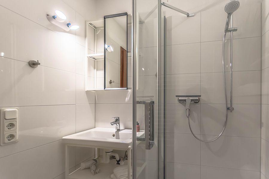 Waschbecken und WC im Badezimmer