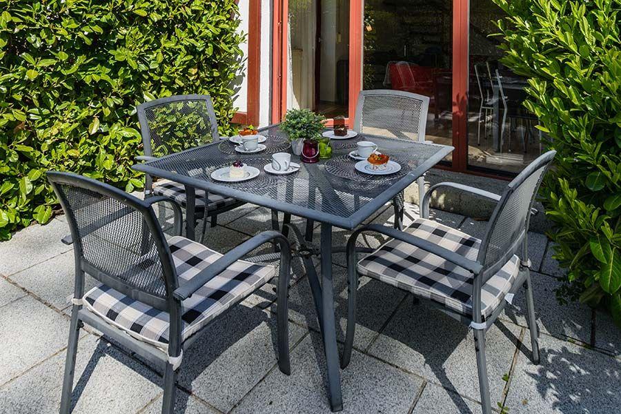 Terrasse mit Gartenmöbeln