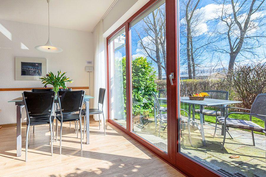 Esstisch mit Blick durch die große Terrassentür auf die Terrasse