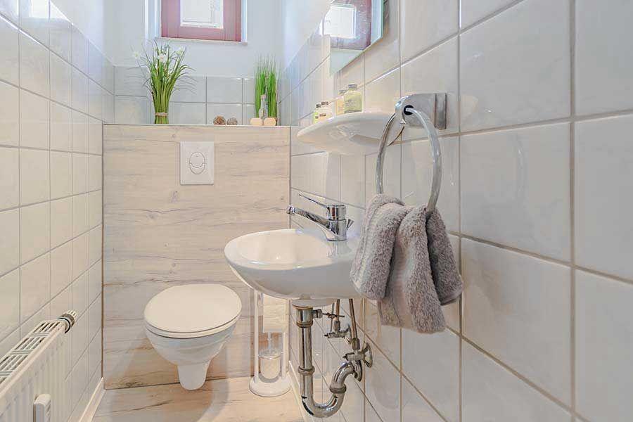 Gäste-WC mit Waschbecken im Erdgeschoss