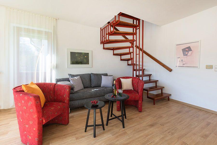 Sitzgruppe und Treppe zum Obergeschos mit den Schlafzimmern