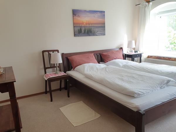 Schlafzimmer 1 mit Blick auf den Garten