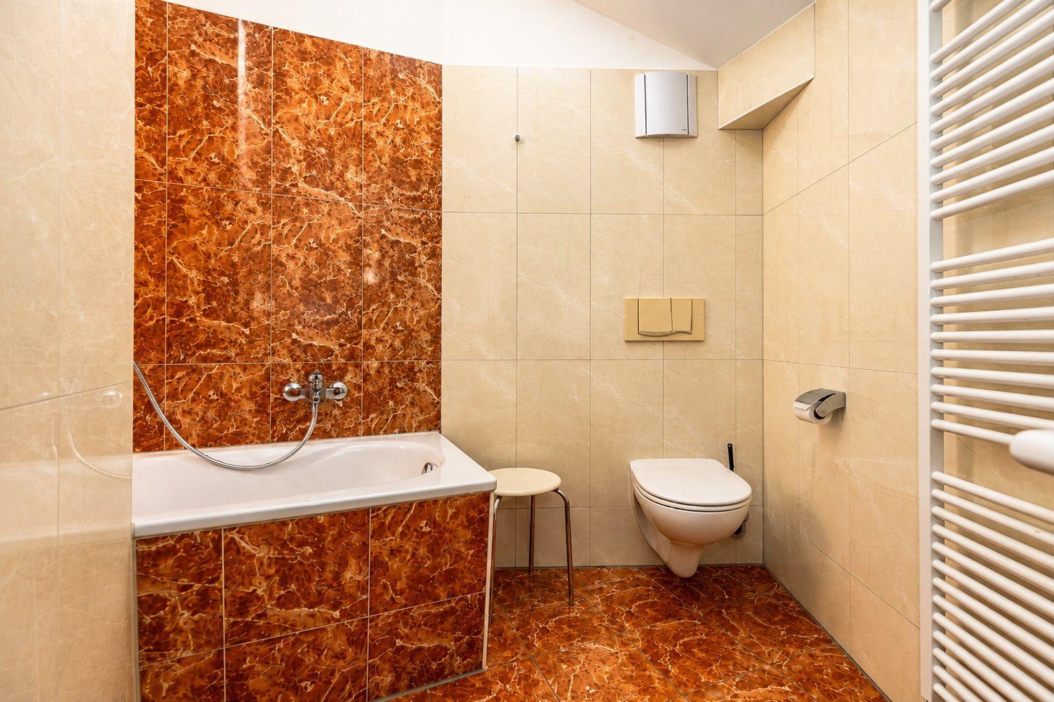 Badezimmer mit Badewanne