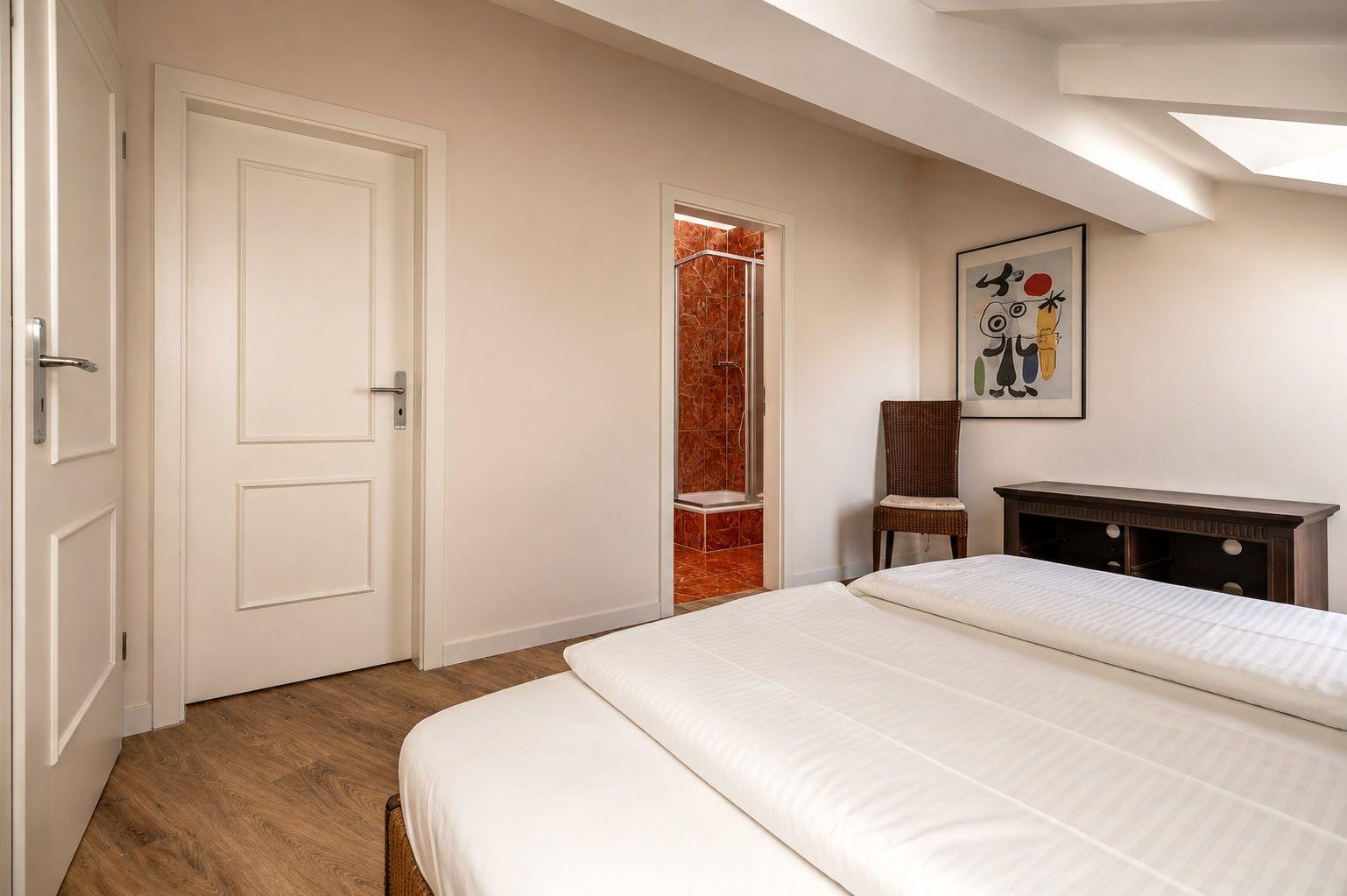 Zweites Schlafzimmer mit eigenem Badezimmer.