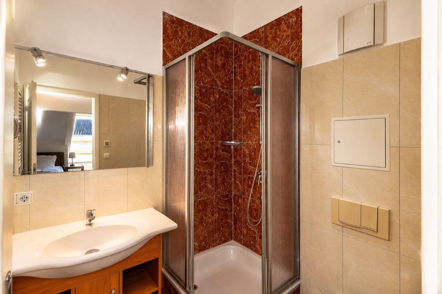 Badezimmer mit Dusche