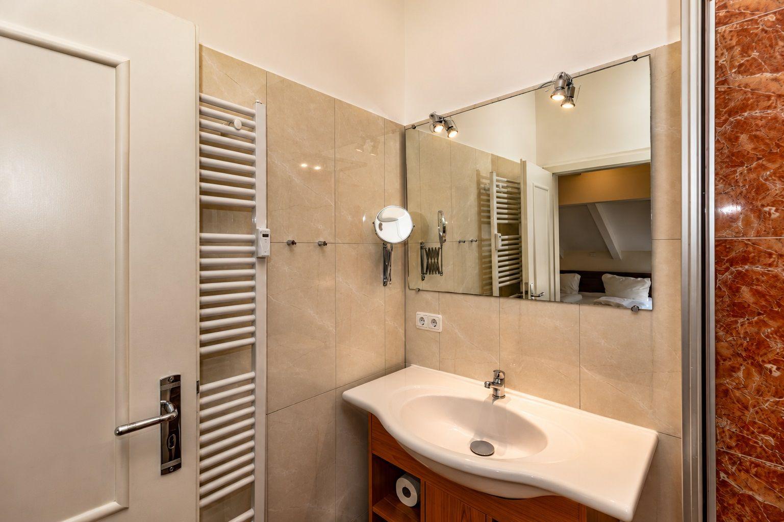 Badezimmer mit Dusche