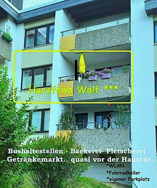 Die Ferienwohnung befindet sich in der 1. Etage. Das Haus hat innen halbe Stockwerke.