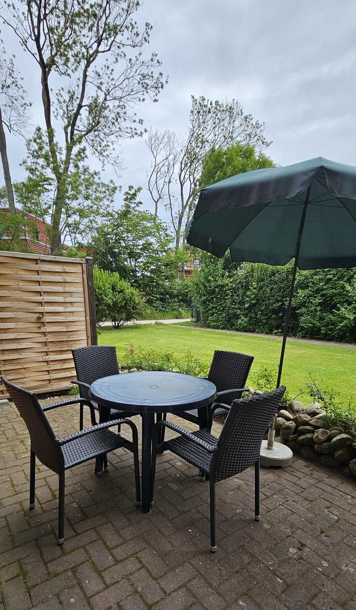 Terrasse mit Gartenmöbeln