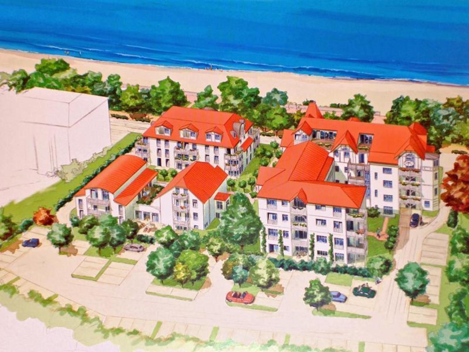 Strandnahe Ferienanlage mit mehreren Gebäuden und Parkplätzen.