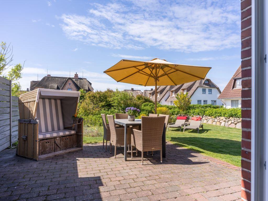 Ein großzügiges Haus mit viel Platz im Garten.