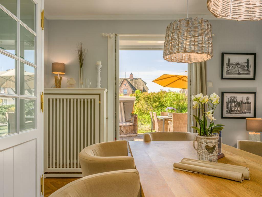 Esszimmer mit tollem Blick und Durchgang auf die Sonnenterrasse.
