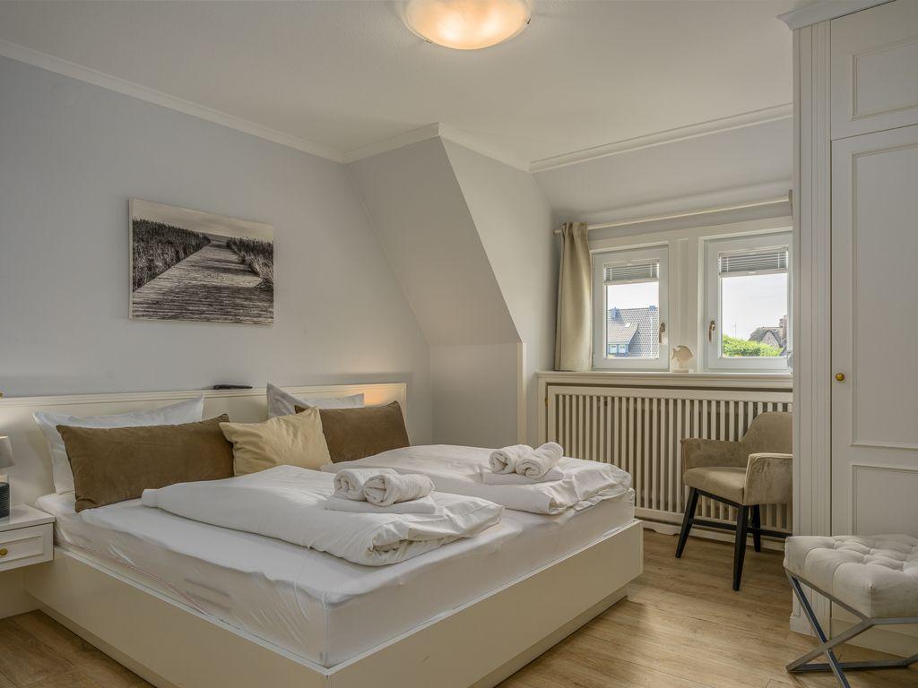 2. Schlafzimmer mit schönem großen Doppelbett.