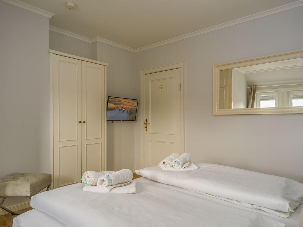 2. Schlafzimmer, selbstverständlich auch mit TV.
