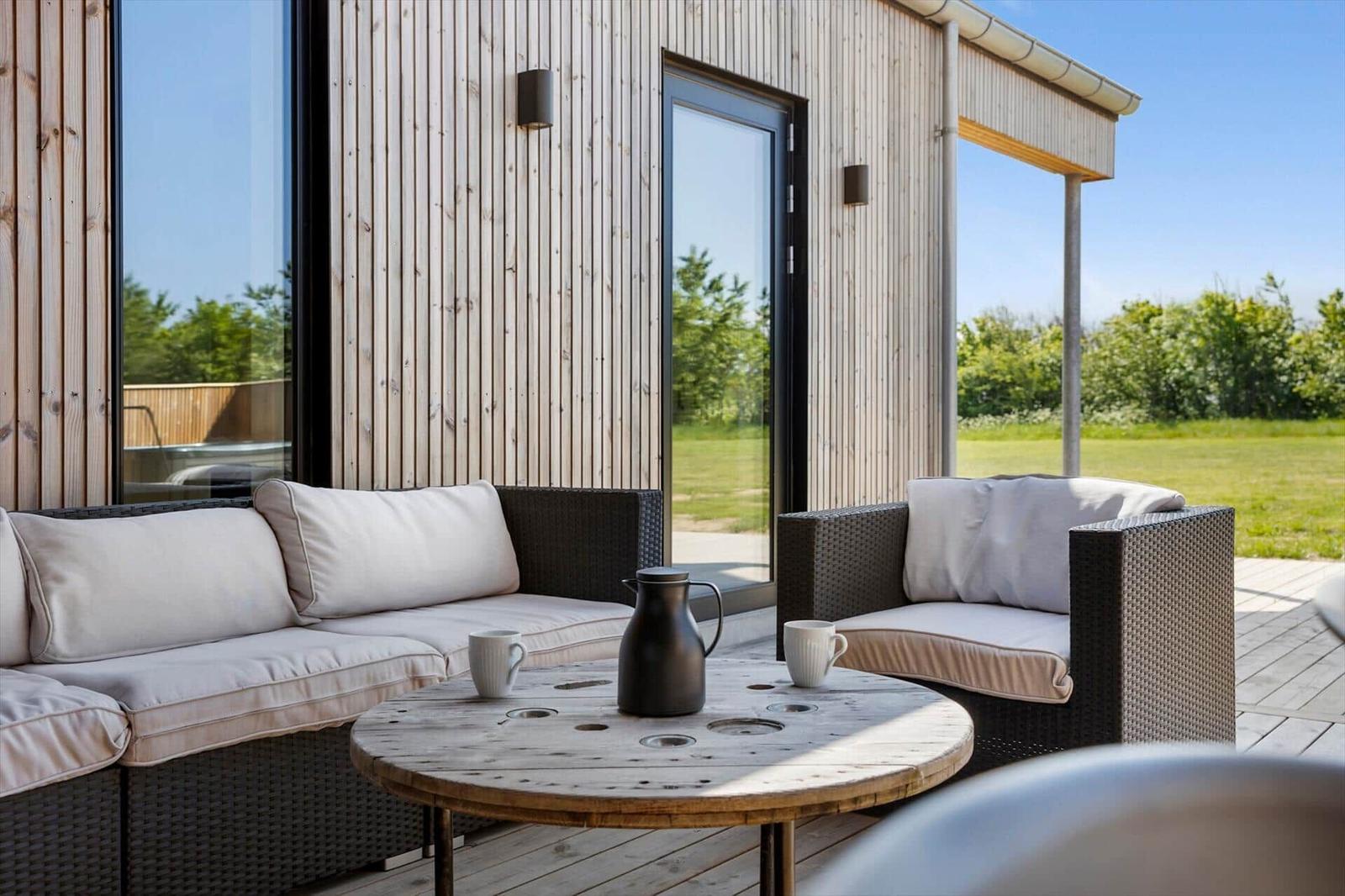 Terrasse mit Sitzgruppe, Tisch und Blick auf Grünfläche