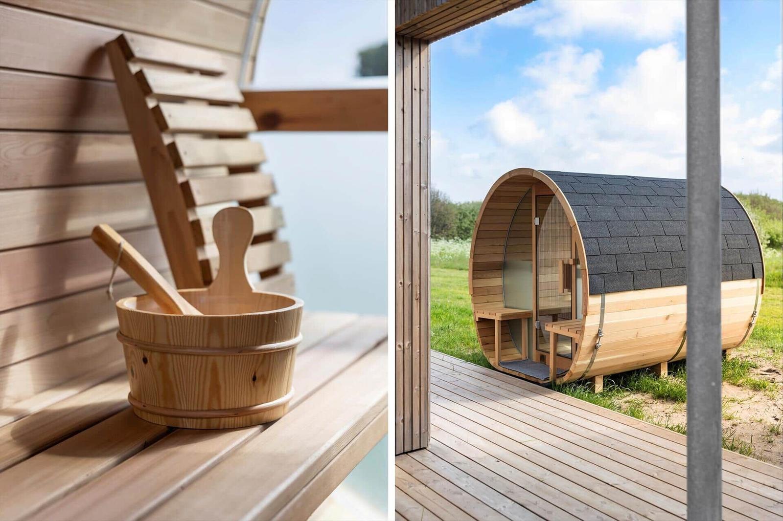 Holzsauna mit Einfassung und Außentreppe. Holzwanne und Besen auf Holzbank.