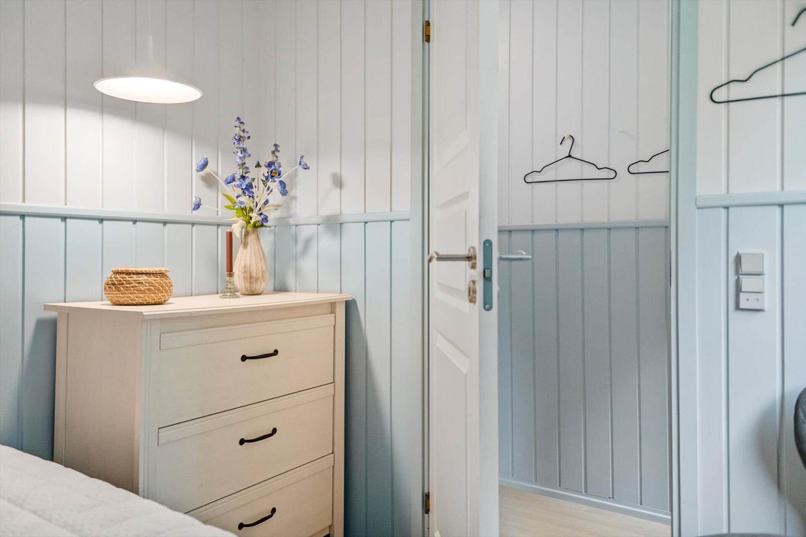 Schlafzimmer mit Schrank, Blumen und Wandschrank