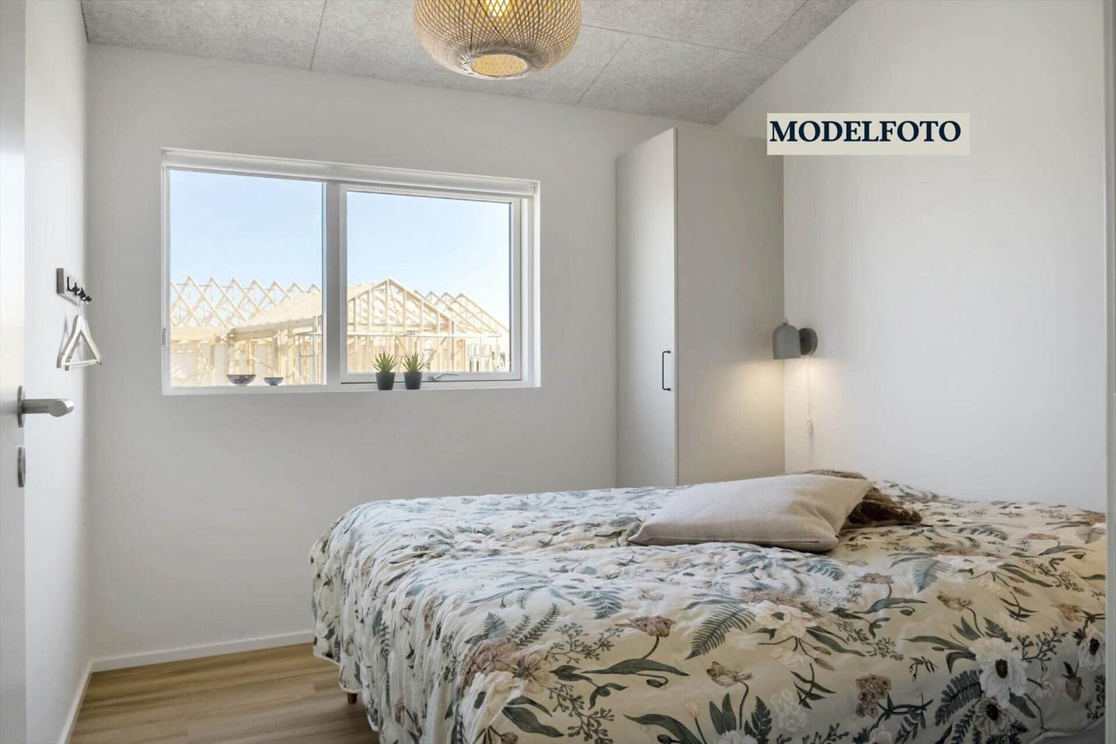 Schlafzimmer mit Bett, Fenster und Deckenleuchte. Draußen sind Baugerüste sichtbar.
