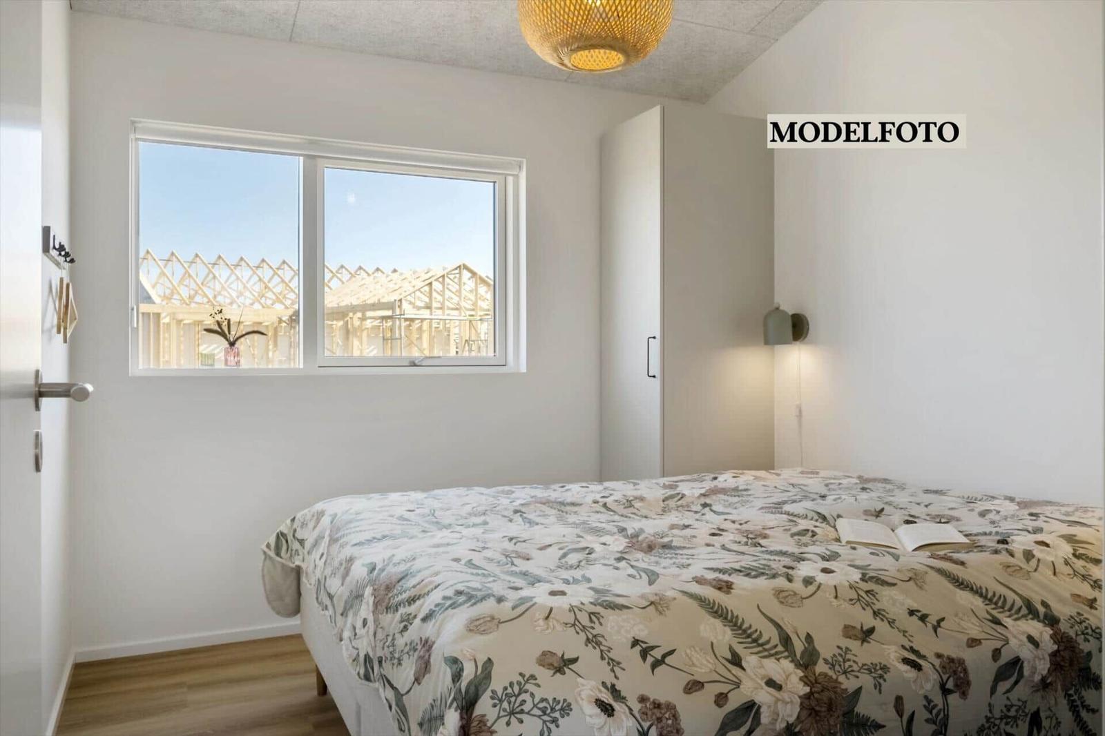 Schlafzimmer mit Bett, Fenster und Deckenleuchte. Außen sichtbar Bauhütte.