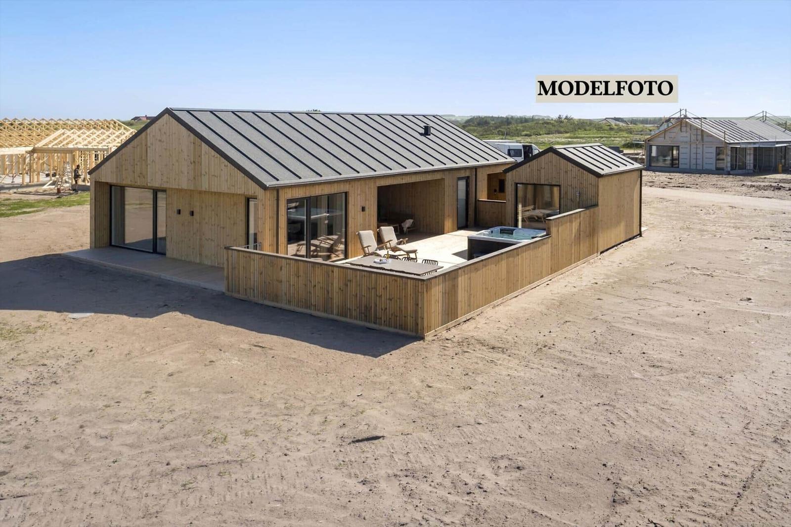 Moderne Holzhütte mit Terrasse und Whirlpool im Freien.