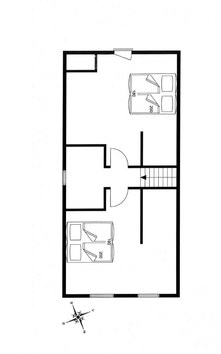 Ebene mit zwei Schlafzimmern, Flur und Treppe zur oberen Etage.