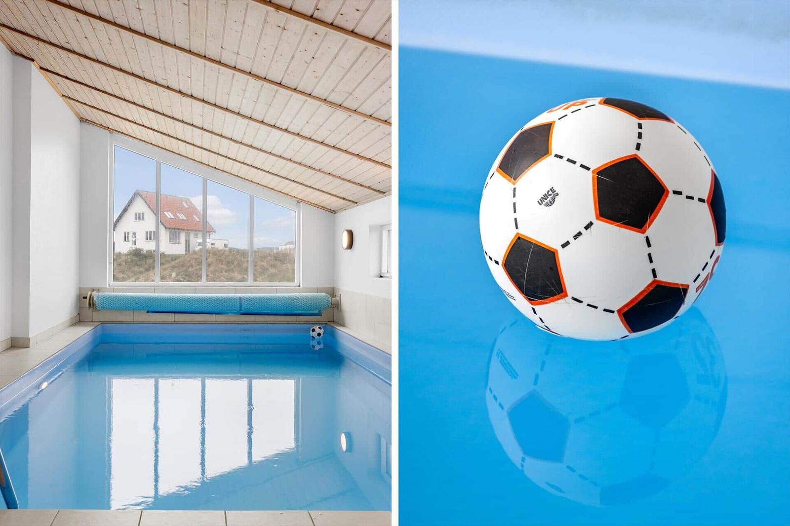 Innenpool mit Blick auf Haus und Hügel. Wasserball im Pool.