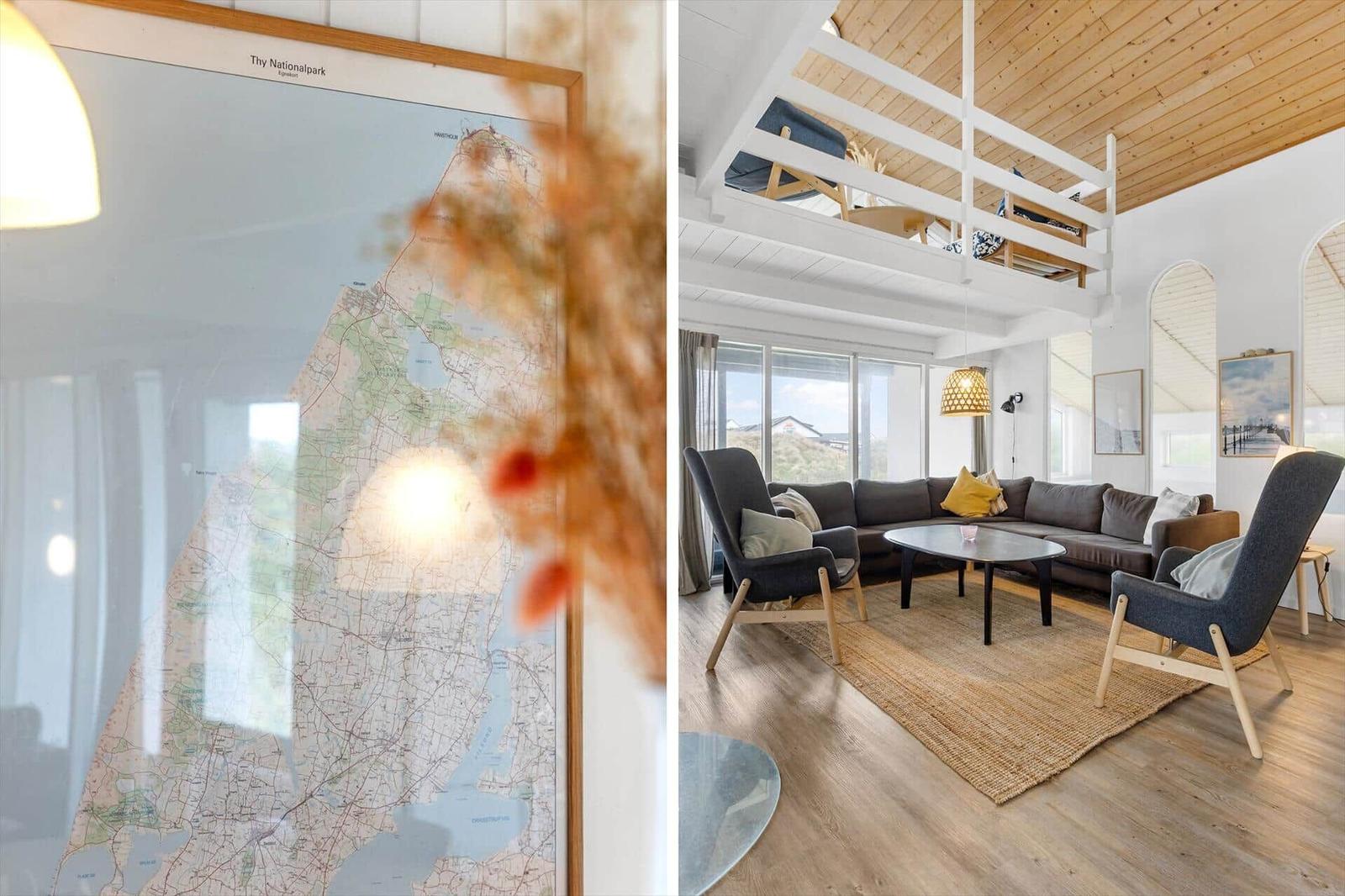 Wohnzimmer mit Sitzgelegenheit und Karte des Thy Nationalparks an der Wand.