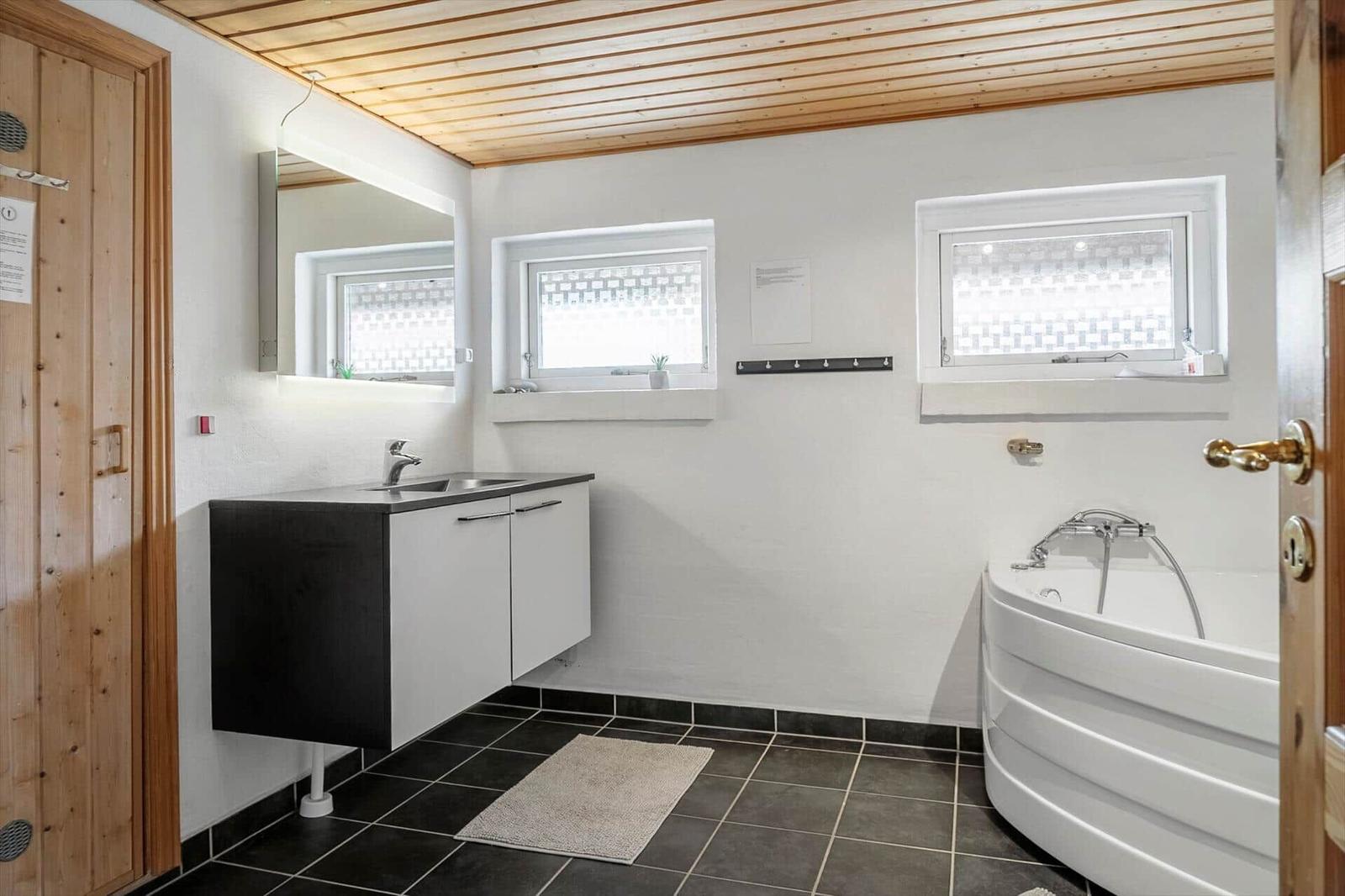 Badezimmer mit Dusche, Badewanne und Waschbecken