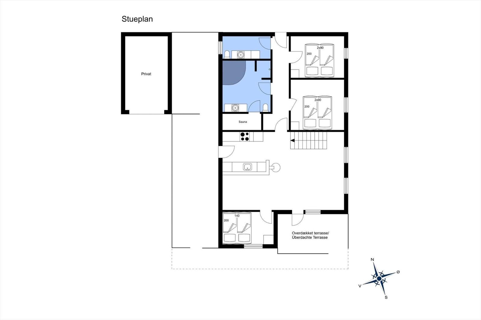 Stueplan zeigt Wohnraum, Sauna, zwei Schlafzimmer und überdachte Terrasse.