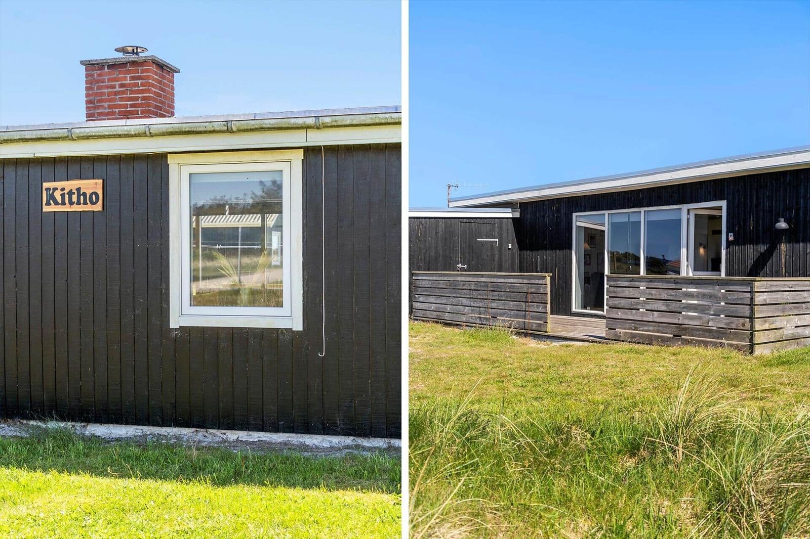 Kitho-Haus mit dunkler Holzfassade, Fenster und Terrasse im Gras.