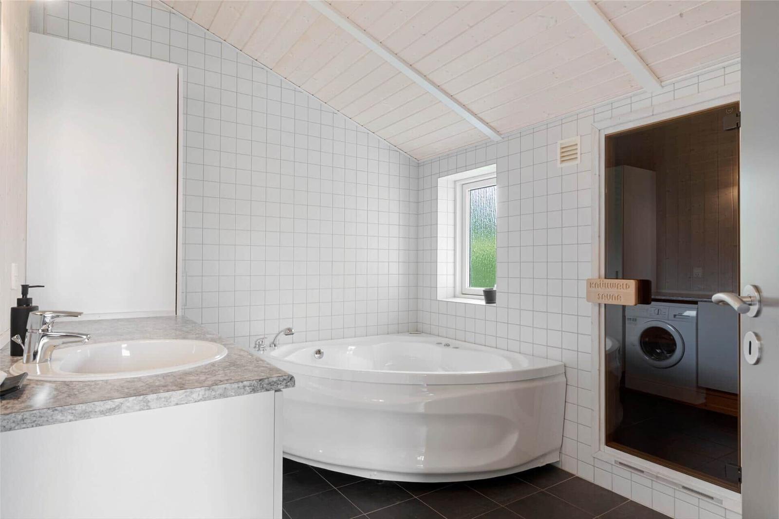Bad mit Dusche, Badewanne und Waschmaschine
