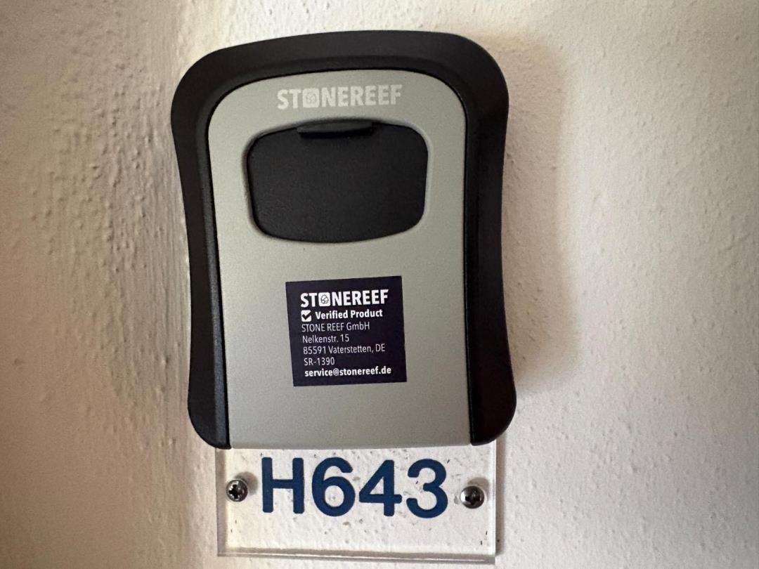 Schlüsselbox mit Hausnummer H643 an der Wand