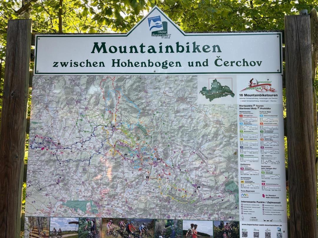 Mountainbike-Karte zwischen Hohenbogen und Čerchov mit 16 Touren und Startpunkten.