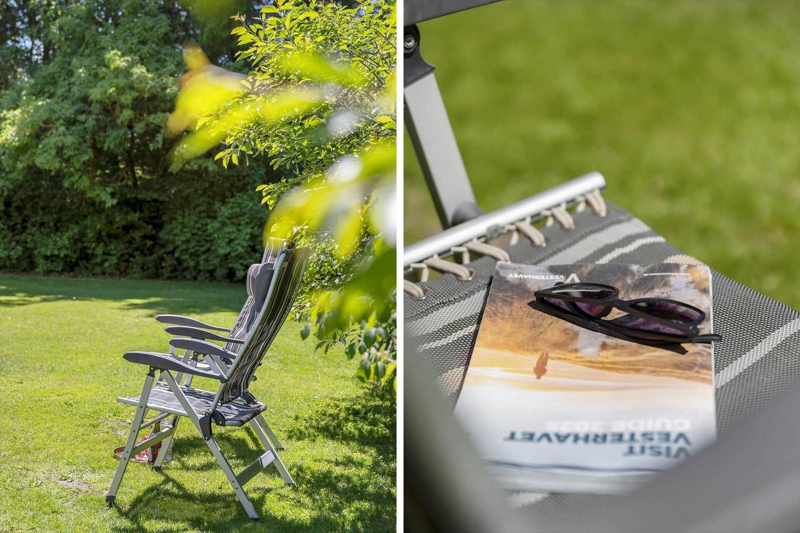 Gartenstuhl mit Sonnenbrille und Reiseflyer auf einem Liegestuhl.