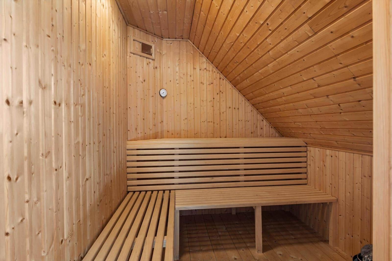 Sauna mit Holzwandverkleidung und Sitzbänken