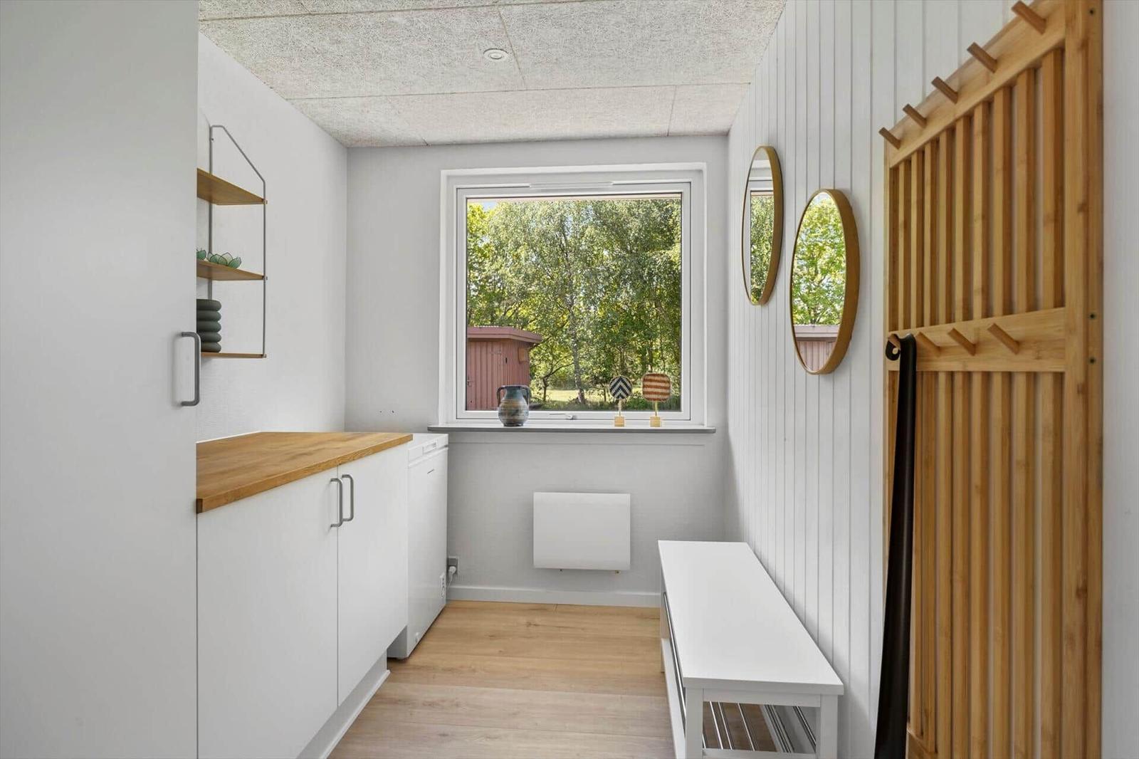 Küche mit Holzoberfläche, Fenster und Spiegeln an der Wand.